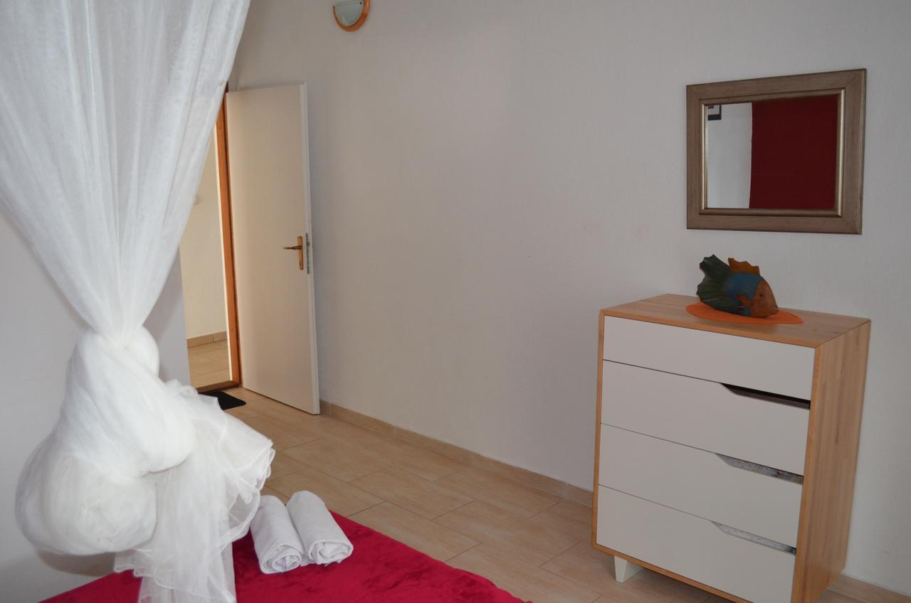 Poseidon Holiday Guesthouse Жирье Экстерьер фото