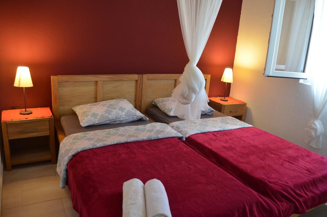 Poseidon Holiday Guesthouse Жирье Экстерьер фото