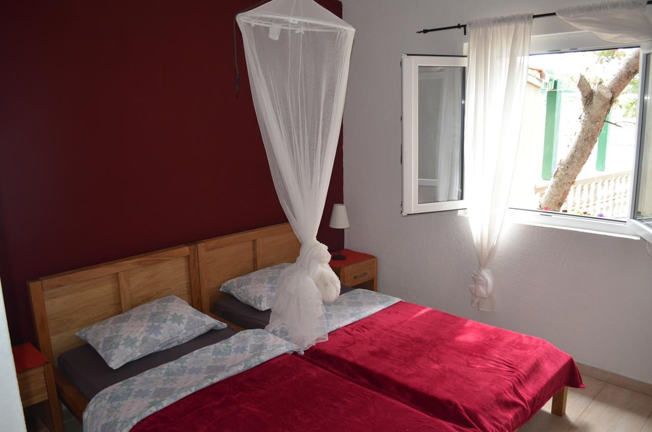 Poseidon Holiday Guesthouse Жирье Экстерьер фото